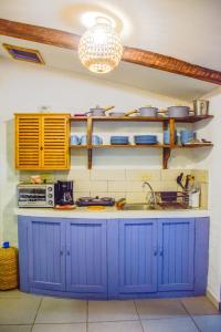 康塞普西翁德阿塔科Hotel Casa Pino, Tu Casa en Ataco的厨房配有蓝色橱柜和水槽