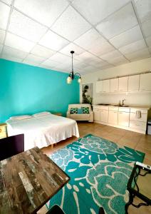 威廉斯塔德Dushi Apartments的一间卧室设有一张床和蓝色的墙壁