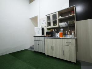 古晋Amida Point的客房设有带绿色地板和柜台的厨房。