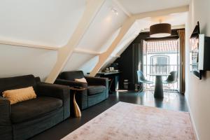 登堡Texels Goud Deluxe Suites的客厅配有两张沙发和一张桌子