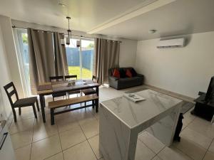 松索纳特Comfortable and roomy, in Sonsonate的一间带桌子的客厅和一间餐厅