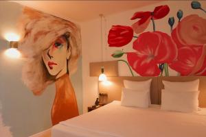 阿斯塔纳Inn OZZ Astana的卧室墙上的女人画