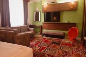 阿斯塔纳Inn OZZ Astana的酒店客房设有床和客厅。