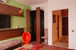 阿斯塔纳Inn OZZ Astana的配有床、椅子和镜子的房间