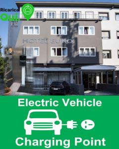 皮亚琴察欧洲酒店的一辆电动汽车的建筑物的图像