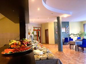 格利维采Hotel Ava的自助餐,包括桌上的水果和蔬菜