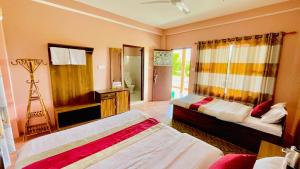 索拉哈Hotel Tree Tops的酒店客房,设有两张床和镜子