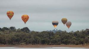 亚拉格林The Yarra Valley Couple Escape的一组热气球在天空中飞行