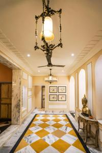 斋浦尔Dev Mahal - A Boutique Heritage Hotel的吊灯悬挂在一间设有 ⁇ 面的大房间上