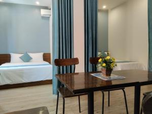 顺化AnAn Homestay Huế的酒店客房设有一张桌子和一张床