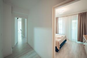 雅西LUXURY Cozy Apartments and Studios Palas Mall Iasi的一间卧室配有一张床和一面大镜子