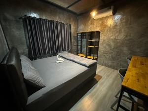 Ban Khung TaphaoThe Nack Resort & Poolvilla的一张小床,位于带桌子的房间