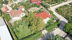LushnjëCountry House Bubullime Albania (Villa - Cottage)的享有红色屋顶房屋的顶部景色