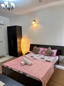 达波林Good Stay Premium Studio Apartment 206的一间卧室配有一张带粉红色床单的大床