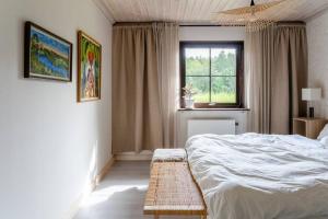 乌普萨拉A countryside villa close to Uppsala!的卧室配有白色的床和窗户。