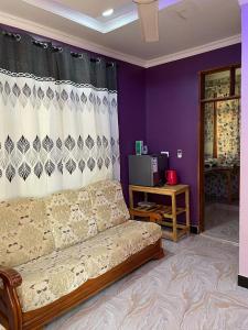 巴加莫约Bagamoyo Home Stay的客厅配有沙发和桌子