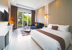 茂物兰卡玛雅R酒店的酒店客房设有一张大床和一间客厅。