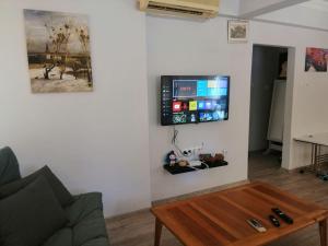 安塔利亚Lara Beach 600 m, 80 m2 flat, 2 bedroom, Netflix的客厅配有桌子和墙上的电视