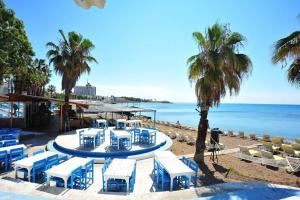 安塔利亚Lara Beach 600 m, 80 m2 flat, 2 bedroom, Netflix的海滩上摆放着蓝白椅子,大海上摆放着