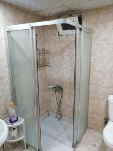 安塔利亚Lara Beach 600 m, 80 m2 flat, 2 bedroom, Netflix的浴室里设有玻璃门淋浴