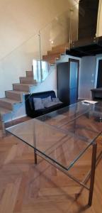 ValdirameLOGHINO Lombardo的楼梯间中间的玻璃桌