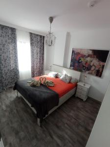 帕莱索海滩普拉索俱乐部公寓的一间卧室配有一张带红色毯子的床