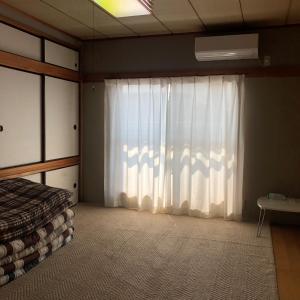 千叶homelike / Vacation STAY 33817的卧室设有白色窗帘的窗户