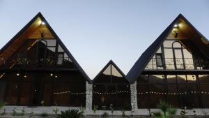 沙马基Village Villas的一座带灯光的大型木质建筑