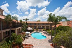 坦帕Red Roof Inn PLUS & Suites Tampa的享有带游泳池的度假村外部景致
