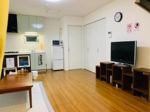 千叶Maisonette Hanazono - Vacation STAY 97278v的一间带大电视和厨房的客厅