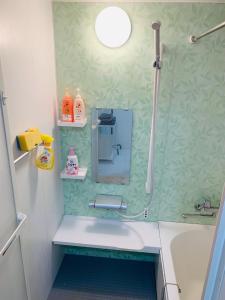 千叶Maisonette Hanazono - Vacation STAY 97278v的带淋浴、浴缸和盥洗盆的浴室