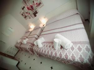 福恩吉罗拉Hostal Kokkola的一间卧室配有带毛巾的床