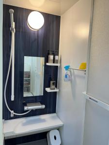 Kemigawa-machiMaisonette Hanazono - Vacation STAY 63319v的浴室设有镜子和白色水槽