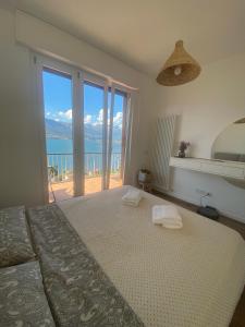 贝拉诺ORO, 8的一间卧室设有一张床,享有海景