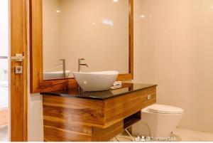 库布盼洛坎Sari Sky Bali的一间带水槽、卫生间和镜子的浴室