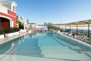 塞尔瓦迪法萨诺Al Mirador Resort的一座带椅子的游泳池以及一座建筑
