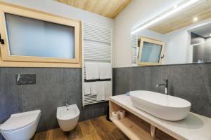 瓦尔迪登特罗米拉瓦耶酒店的浴室配有白色水槽和卫生间。
