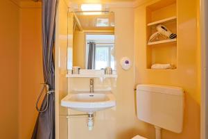 凯恩弗朗索瓦德奥酒店的一间带水槽、卫生间和镜子的浴室