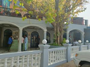 阿格拉玛雅酒店及餐厅的房屋前的白色围栏