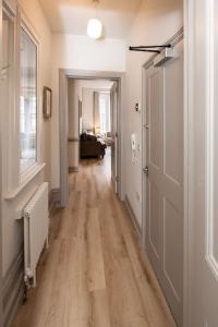 索尔兹伯里3 Castle Mews的走廊上设有门,房间铺有硬木地板