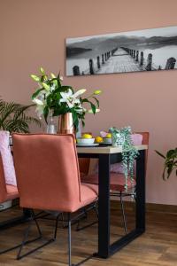 弗罗茨瓦夫地区别拉内Hotel A4 Wrocław - Bielany - MAMY WOLNE POKOJE !的一间带桌椅和绘画的用餐室
