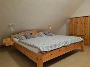 WittersheimFerienwohnungen "Zum Lochfeld"的一间卧室配有带枕头的木床