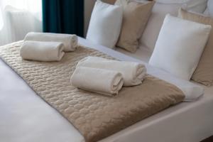 弗罗茨瓦夫地区别拉内Hotel A4 Wrocław - Bielany - MAMY WOLNE POKOJE !的床上的两条毛巾和枕头