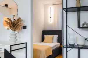 斯洛文尼亚格拉代茨Apartma Vila Center LUX的一间卧室配有一张床和镜子