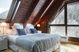 上阿兰Val de Ruda Luxe 23 by FeelFree Rentals的一间卧室设有一张床和一个大窗户