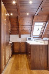 上阿兰Val de Ruda Luxe 23 by FeelFree Rentals的一个带木制橱柜和窗户的大厨房