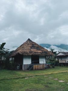 Ban Huai Tiสะปันดีวิว Sapan Dee View บ่อเกลือ น่าน的草屋顶的小屋