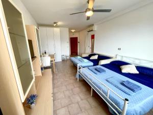 加尔达湖滨Appartamento Panorama的客房设有两张床和吊扇。
