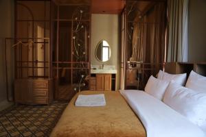 贝鲁特Hotel Lost的一间卧室配有一张大床和镜子