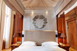 维也纳维也纳公园凯悦酒店的一间卧室设有两张床,墙上设有一面镜子